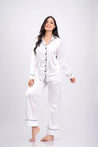 Pijama blanca en satín con botones negros y bordado personalizado en manga
