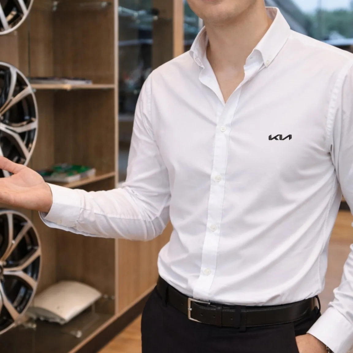 camisa-corporativa-kia-blanca-presentacion-uniforme.webp