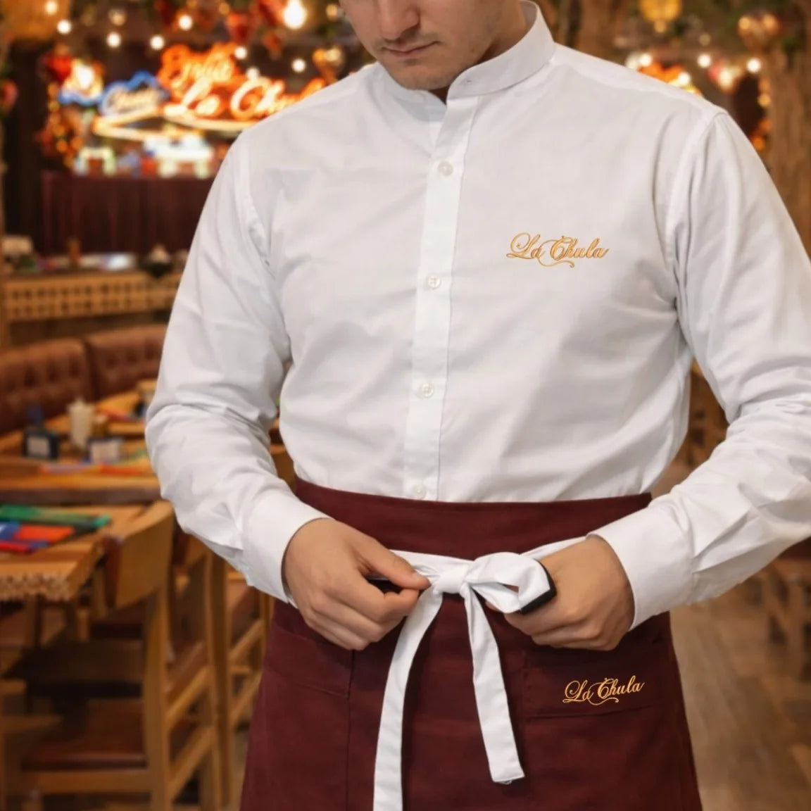 camisa-dotacion-restaurante-blanca-bordada-la-chula.webp