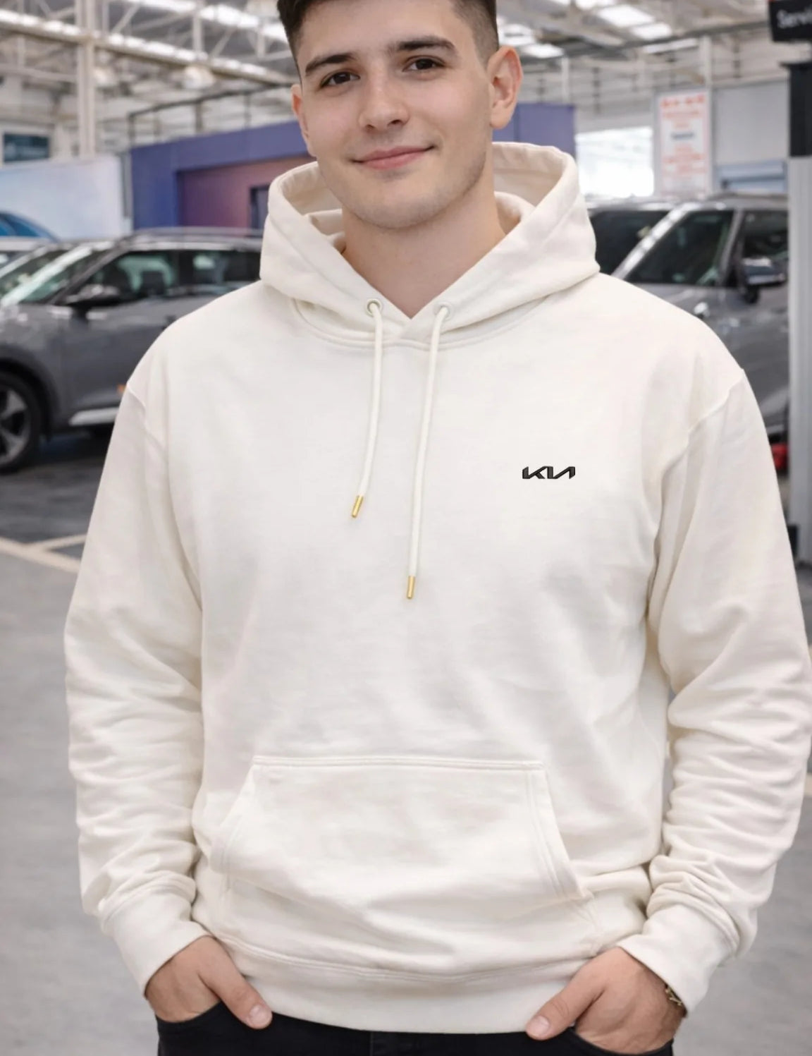 hoodie-kia-blanco-frontal-dotacion-corporativa.webp