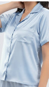 Pijama en satín azulmanga corta para mujer, fresca y elegante para dormir en clima cálido